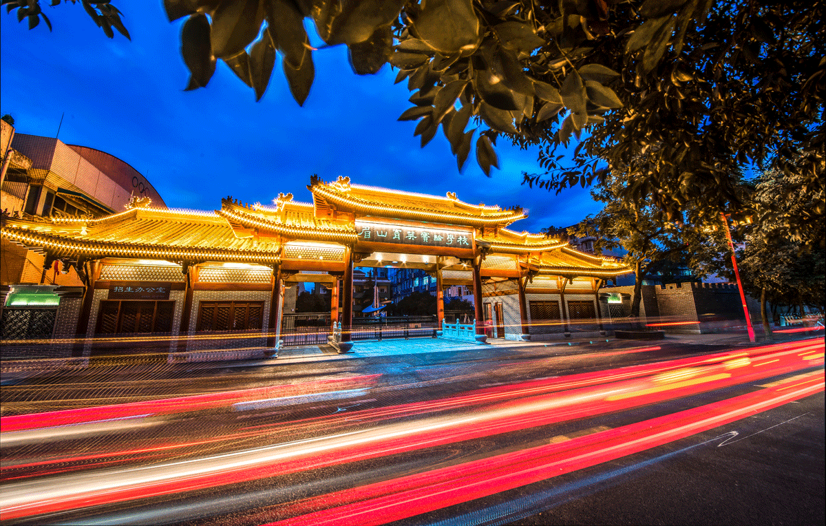 校門(mén)夜景